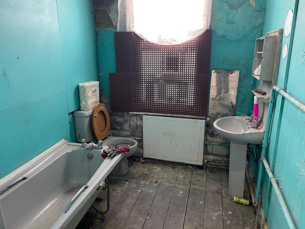 Lot: 131 - FOUR-BEDROOM HOUSE FOR REFURBISHMENT AND IMPROVEMENT - first floor bathroom